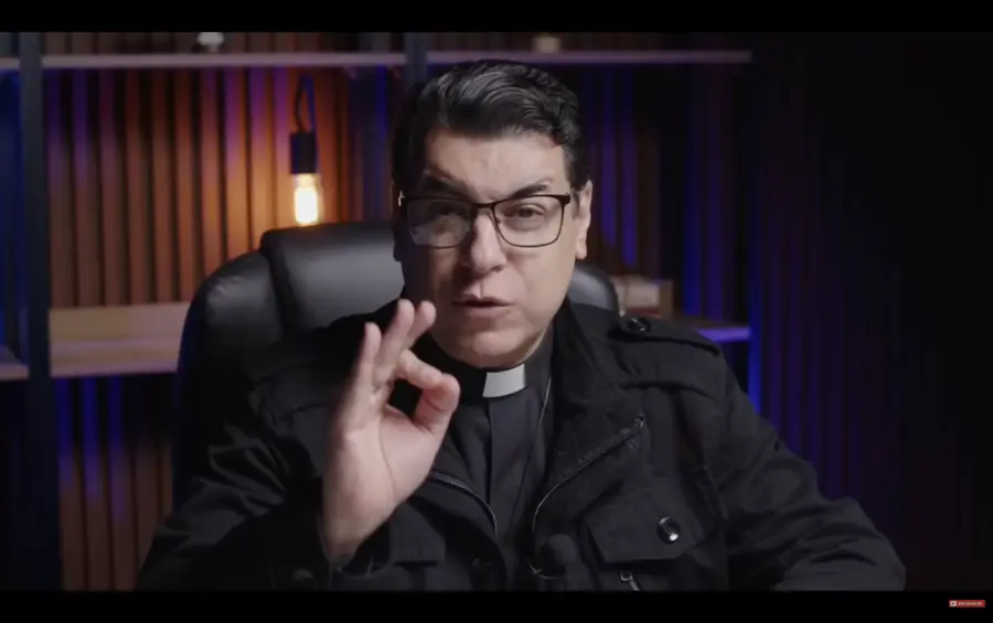 Padre Chrystian Shankar ensinando os fundamentos da fé católica